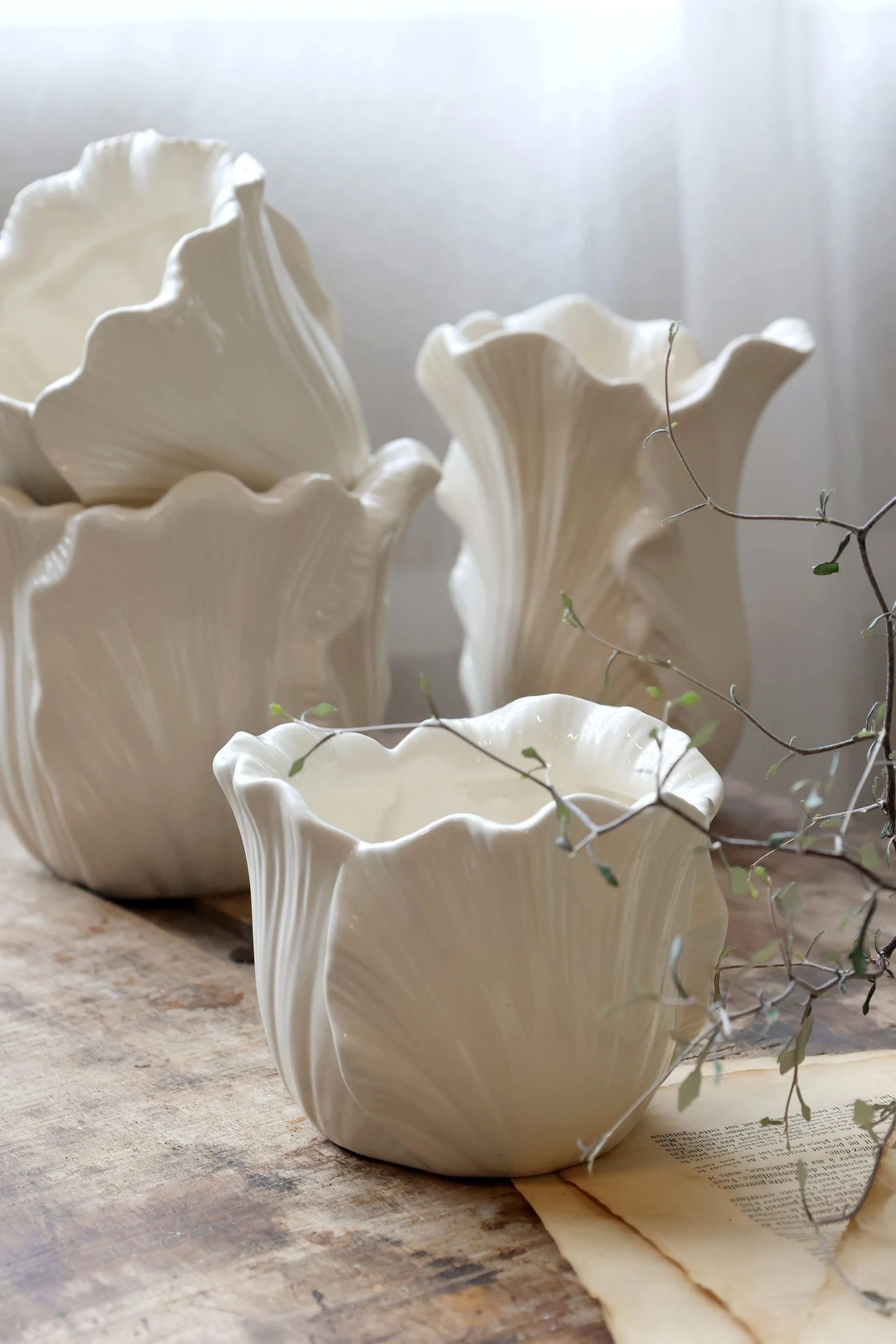CHIC ANTIQUE Fayence Vase Blumentopf mit Blättern in Creme