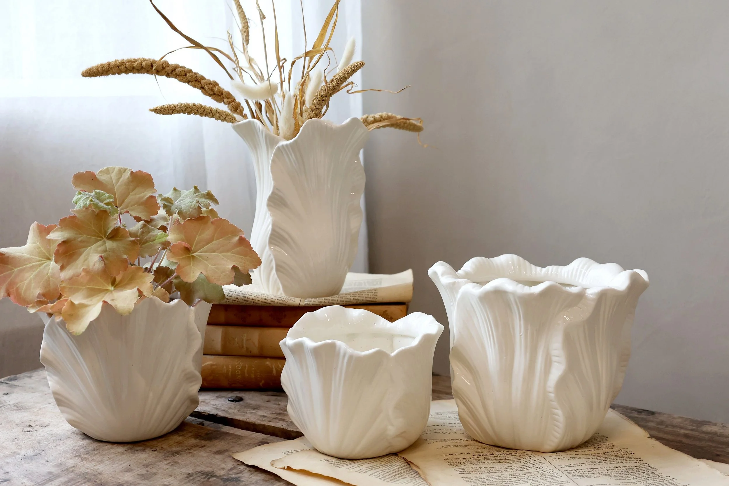 CHIC ANTIQUE Fayence Vase Blumentopf mit Blättern in Creme