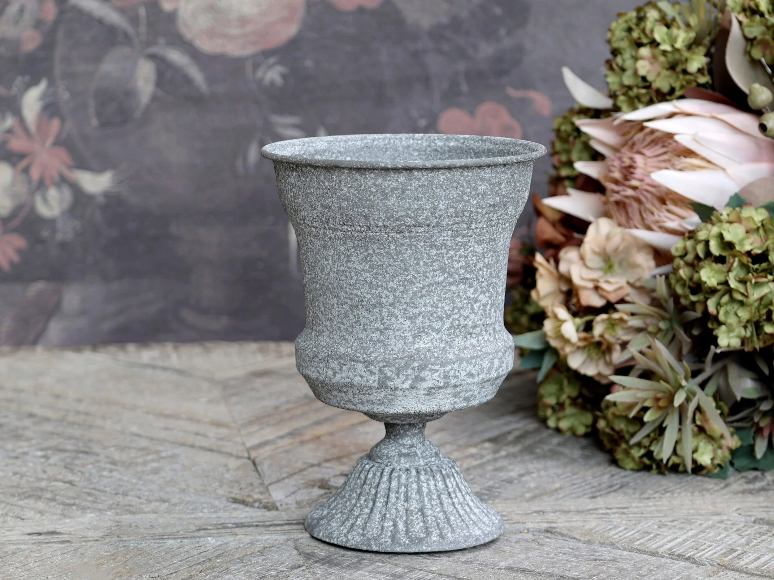CHIC ANTIQUE Dekovase Aufsatz auf Fuß mit Dekor Antique Zink