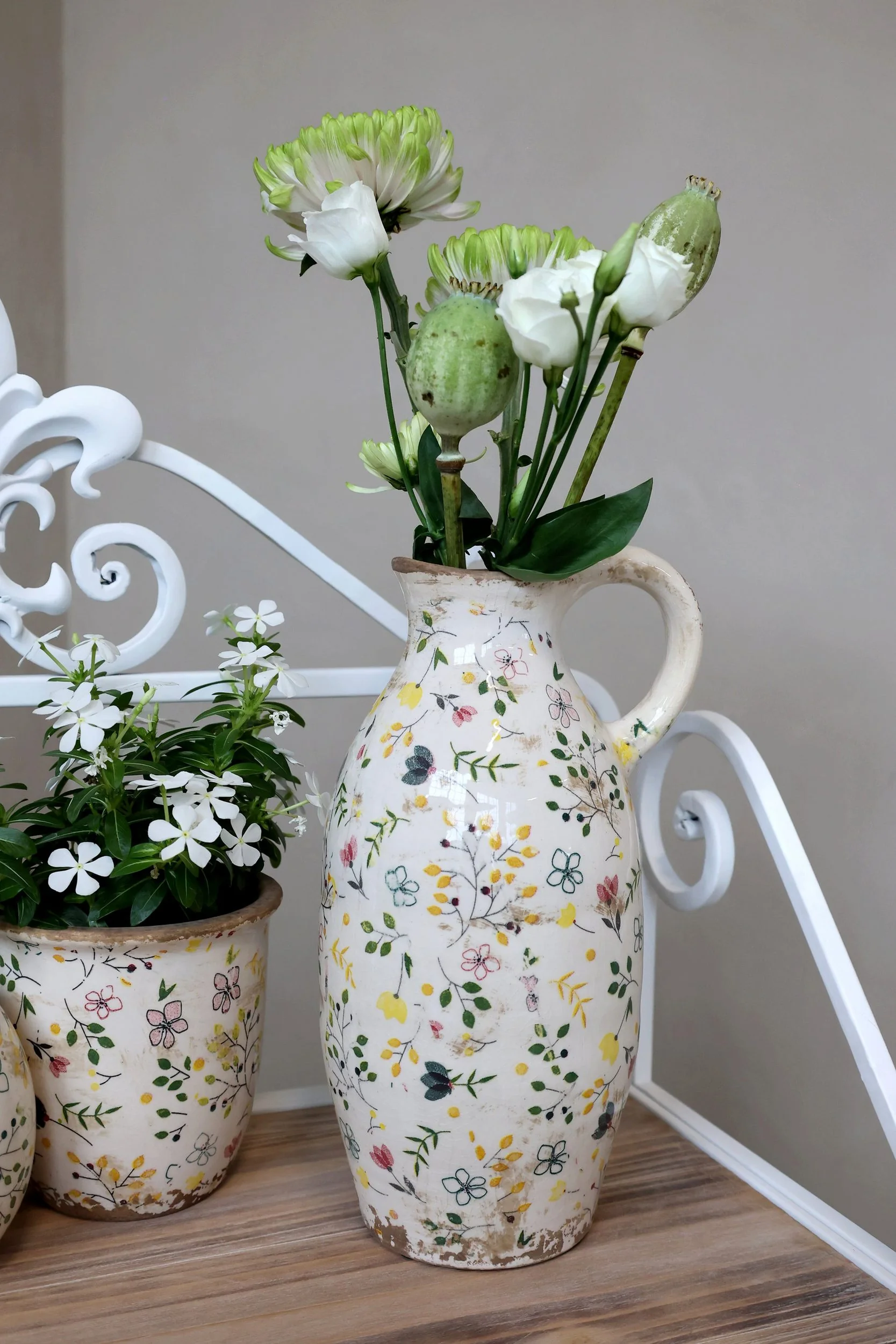 CHIC ANTIQUE Cavaillon Dekovase Flasche mit Blumenmotiv