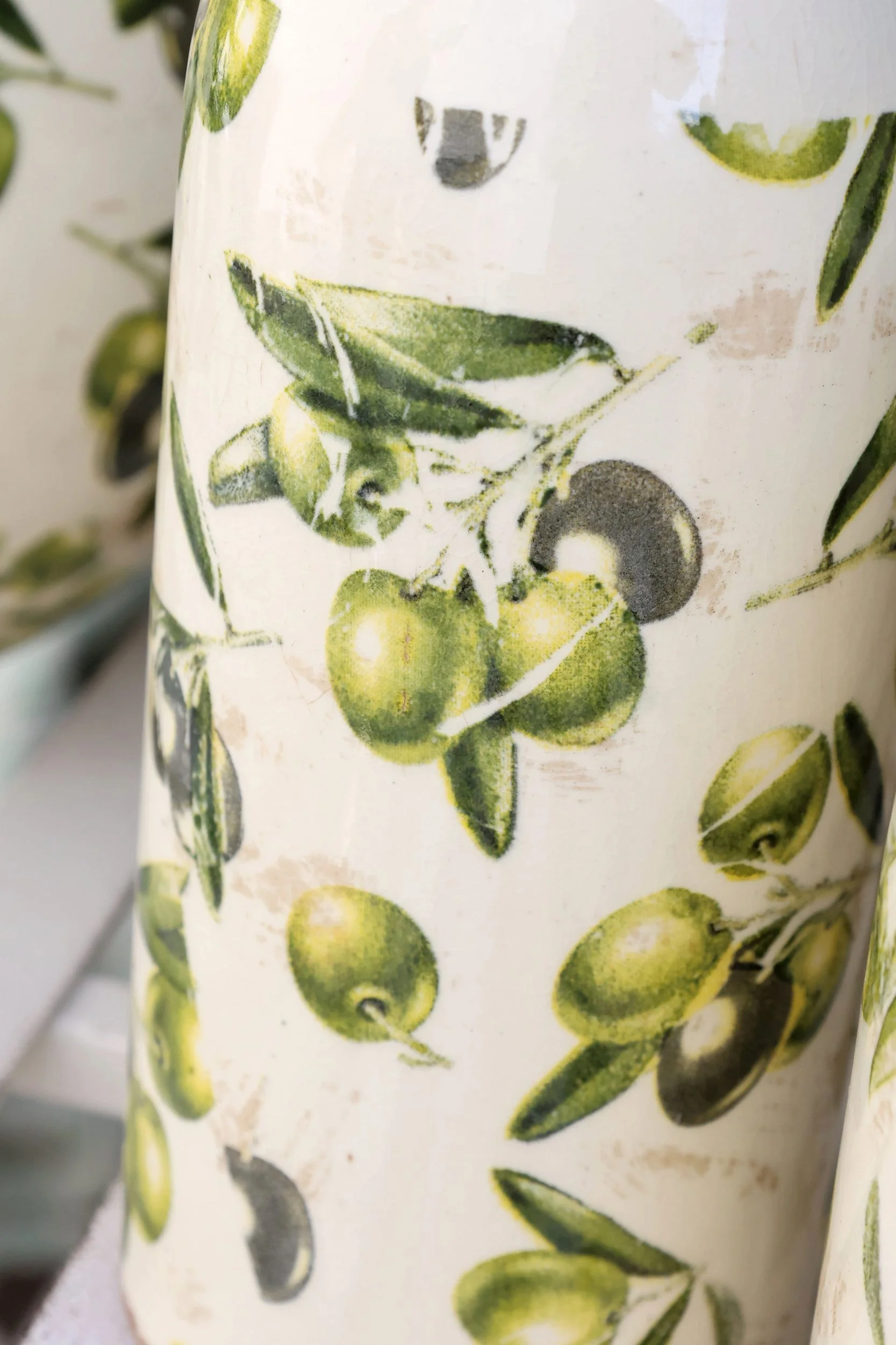 CHIC ANTIQUE Dekovase Flasche mit Olivenmuster