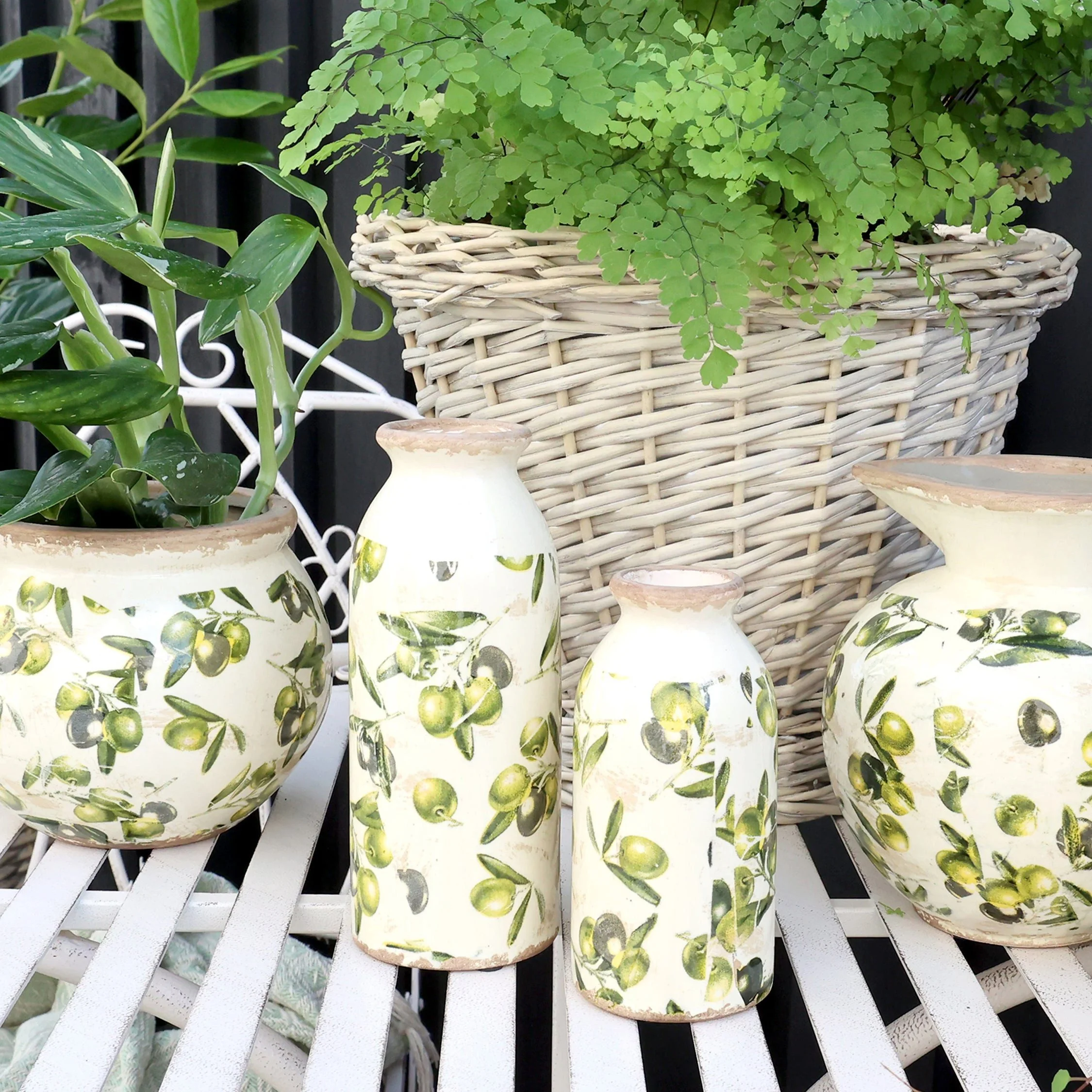 CHIC ANTIQUE Dekovase Flasche mit Olivenmuster