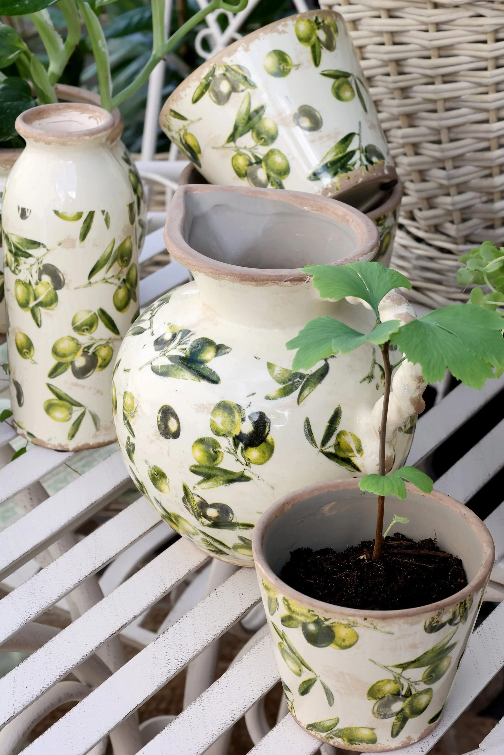 CHIC ANTIQUE Dekovase Flasche mit Olivenmuster