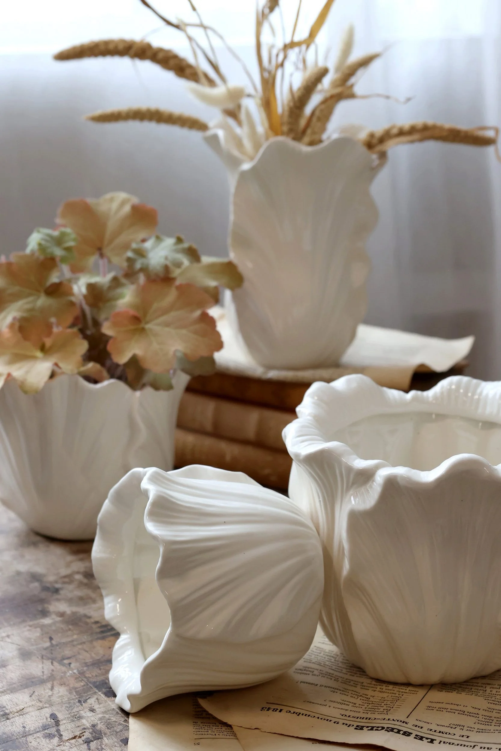 CHIC ANTIQUE Fayence Vase Blumentopf mit Blättern in Creme